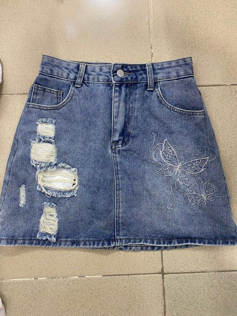 ROMWE Embroidered Denim Skirt (Category: Skirts) located in Manila. Submitted by ai.sh4 (Listing ID 1384148033, Image 1). Description: Bought this for 500 in Shein but it does not fit me😐 SIZE: S-M.