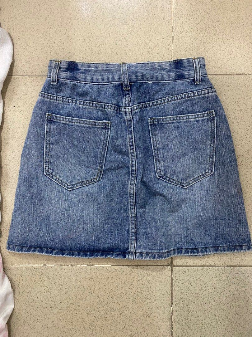 ROMWE Embroidered Denim Skirt (Category: Skirts) located in Manila. Submitted by ai.sh4 (Listing ID 1384148033, Image 2). Description: Bought this for 500 in Shein but it does not fit me😐 SIZE: S-M.