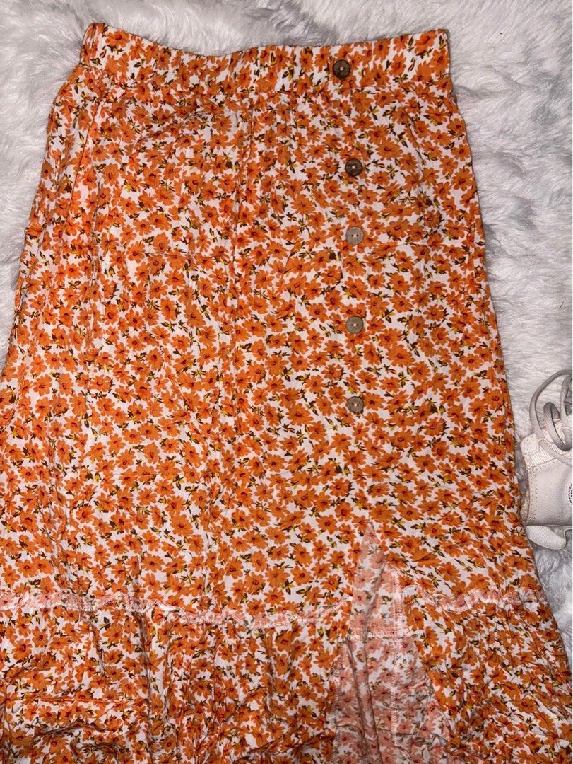 Summer skirt (Category: Skirts) located in Marikina City. Submitted by declutterringggg (Listing ID 1384221195, Image 2). Description: Cotton Used once Sobrang ganda pang summer ✨ Medium to Large.