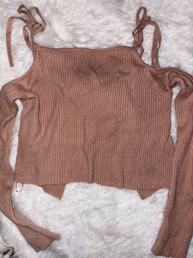 Top (Category: Longsleeves) located in Marikina City. Submitted by declutterringggg (Listing ID 1384221293, Image 3). Description: Cotton Super comfy suutin, backless Small to Medium.
