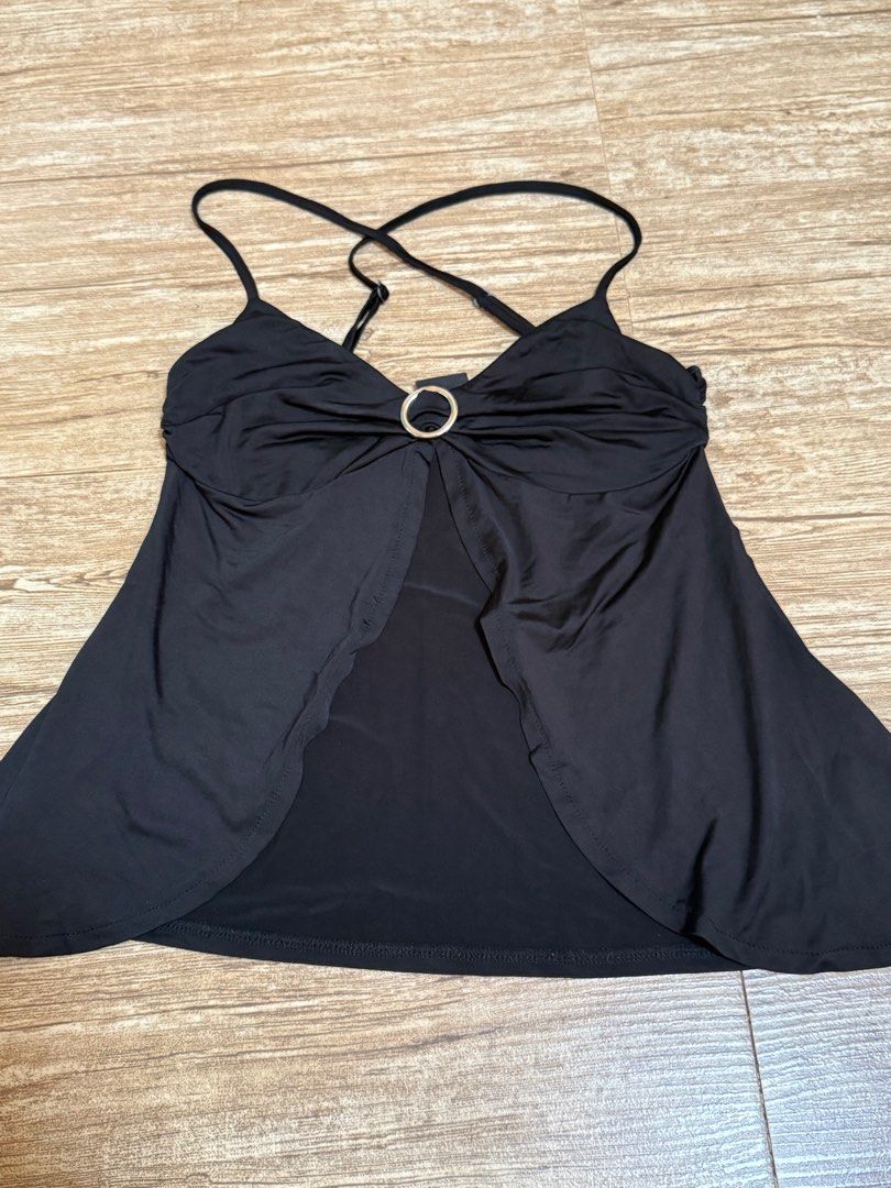 Urban outfitters black top (Category: Sleeveless) located in Meycauayan. Submitted by threadvibes.co (Listing ID 1384134193, Image 1). Description: Size on tag: Small Brand: Urban outfitters Message me for inquiries✨ Strictly payment first Location - Bulacan MOP - Gcash Courier - Regular J&T Express .