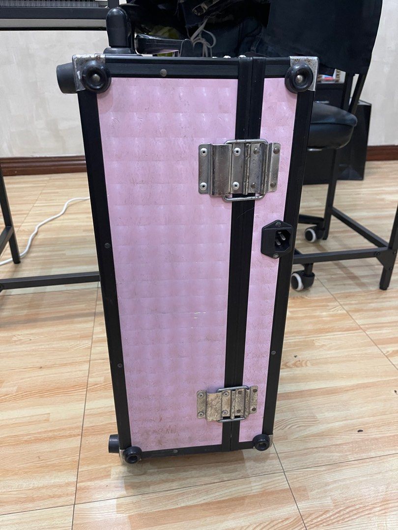 vanity (negotiable) (Category: Makeup) located in Quezon City. Submitted by isntshiii (Listing ID 1384230652, Image 2). Description: RUSH❗️❗️FOR SALE❗️❗️ Portable vanity ₱3000 pwede pang travel or sa room lang to save space working pa yung lights need lang ng new bulbs tested based sa pics issue: dirty and may ibang issue nasa pics (needs cleaning) negotiable .