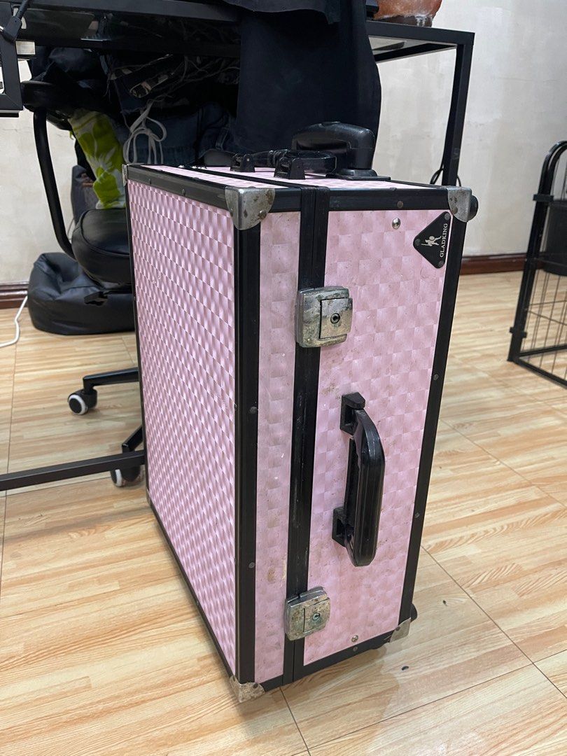 vanity (negotiable) (Category: Makeup) located in Quezon City. Submitted by isntshiii (Listing ID 1384230652, Image 3). Description: RUSH❗️❗️FOR SALE❗️❗️ Portable vanity ₱3000 pwede pang travel or sa room lang to save space working pa yung lights need lang ng new bulbs tested based sa pics issue: dirty and may ibang issue nasa pics (needs cleaning) negotiable .