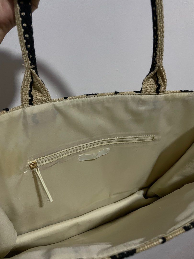 Weave Handbag beige/stripe H&M (Category: Luxury Bags & Wallets) located in Bulacan. Submitted by ynarandom (Listing ID 1384152081, Image 3). Description: may tanggal na tahi check slide 2 photo but still perfect pang summer beach! 😊.