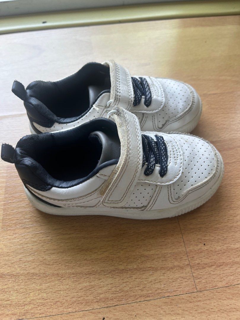Carters White Rubber Shoes for Kids (Category: Babies & Kids Fashion) located in Makati City. Submitted by riamarts (Listing ID 1384051754, Image 2). Description: Carters White Rubber Shoes Leather Size: US 8C.