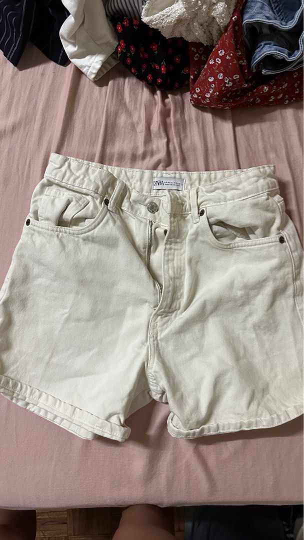 Zara white denim shorts (Category: Shorts) located in Makati City. Submitted by ppsls (Listing ID 1384183179, Image 1). Description: Used once no flaws.
