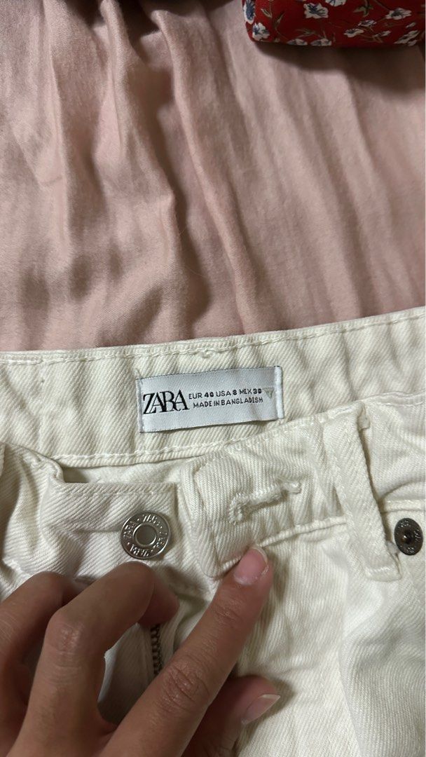 Zara white denim shorts (Category: Shorts) located in Makati City. Submitted by ppsls (Listing ID 1384183179, Image 2). Description: Used once no flaws.