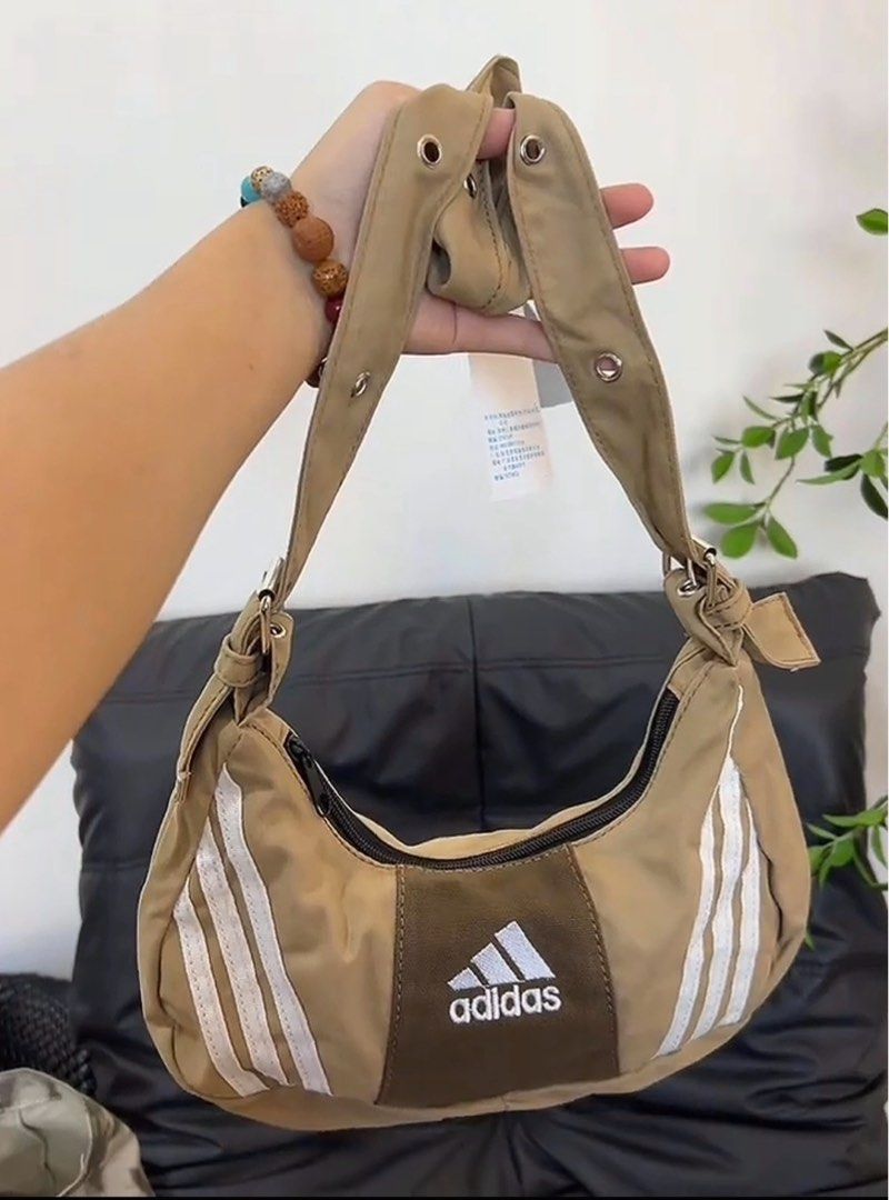 由 mcm_puppy (刊登 ID 1378586096，圖片 1) 提交，位於 苗栗縣 (Miaoli) 的 adidas中古棕拼接包 (類別：其他運動配件)，說明：只有一個先買先得，可以斜挎/手提/單肩背，肩帶可以調節。。