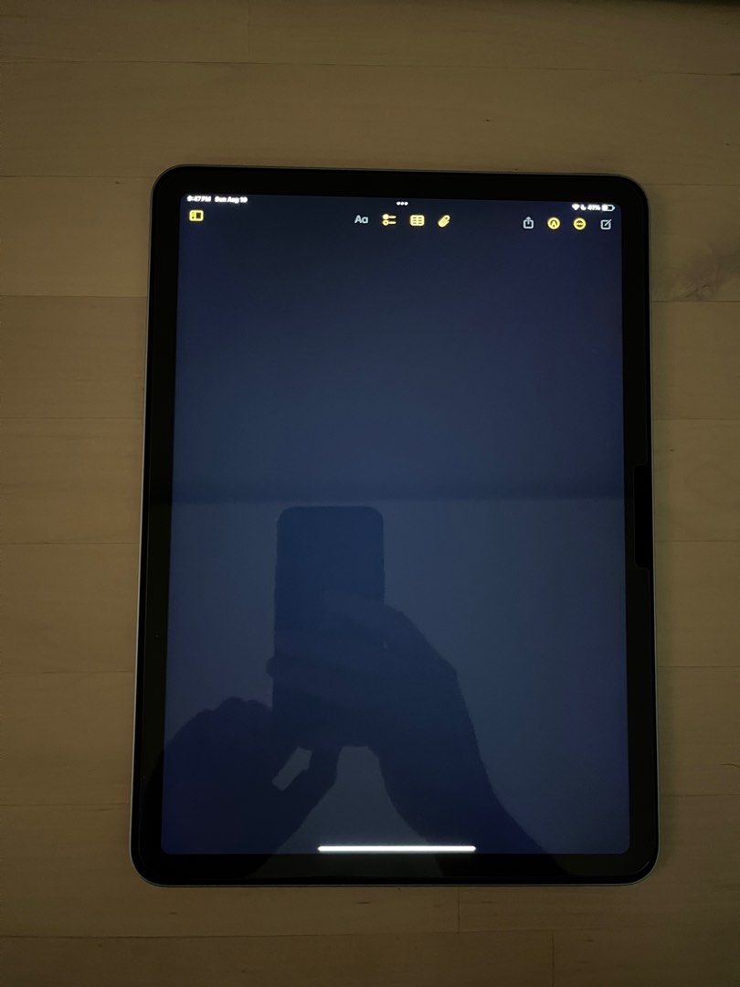 (Category: iPad) located in Singapore. Submitted by iinsight (Listing ID 1385956378, Image 3). Description: - Like New iPad Air (M2) 11" WiFi (2024) - Condition: Like new, no scratches or dents at all - Screen: perfect no bright or dark spots - Free anti blue light screen protector - Bought: July 2024 - Battery level 86 - Has box can use any laptop adapter to charge.
