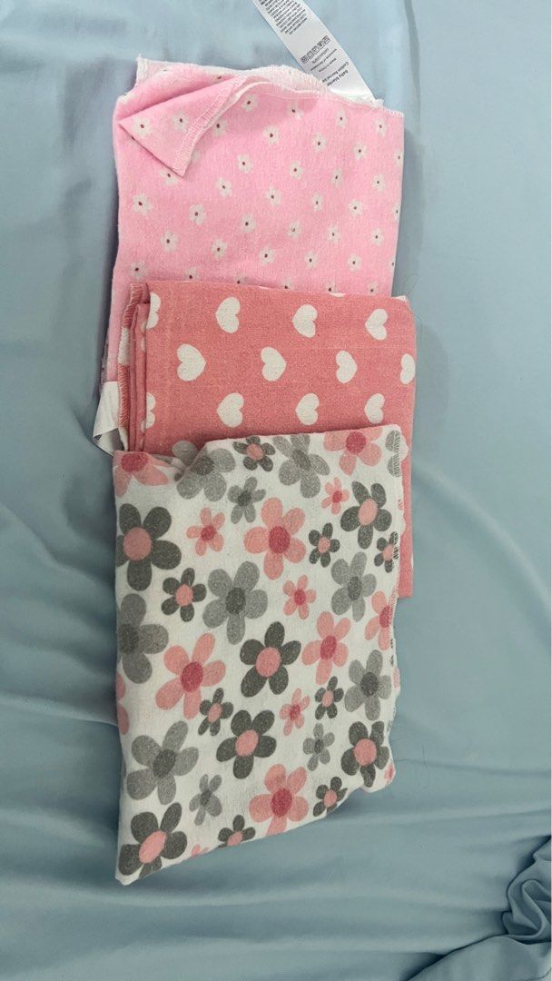 Baby blanket (Category: Baby Toiletries & Grooming) located in Makati City. Submitted by sweetdeclutter (Listing ID 1385814777, Image 1). Description: For lalamove/grab express delivery only.