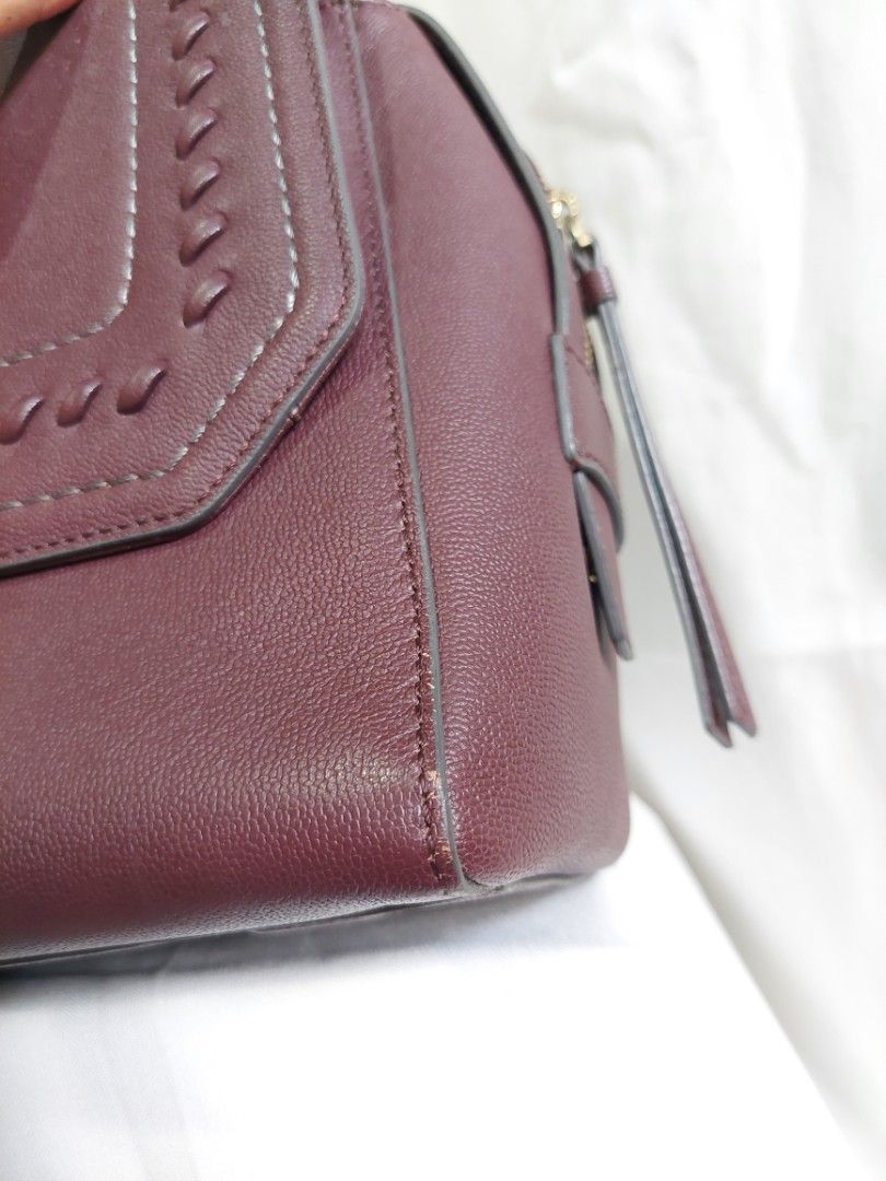 BE_GE Handbag/Shoulder bag in BURGUNDY (Category: Shoulder Bags) located in Davao. Submitted by declutteeeeeeer (Listing ID 1385836615, Image 3). Description: Burgundy color. This is a PRELOVED item. Please manage your expectations..