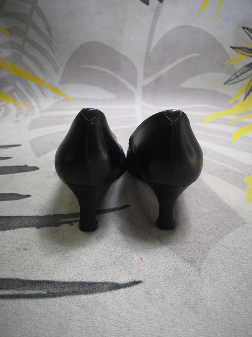 Black Round Toe Leather Low Heels (Category: Heels) located in Santa Cruz. Submitted by jmy_surplus.2 (Listing ID 1385951277, Image 2). Description: Size ; 23.5cm Color ; Black Type ; Heels Brand ; No Brand Material ; Leather Style ; leather Low Heels LR 101 JMY 5 Batch #138.