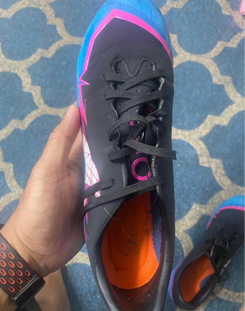 boot ortuseight (Category: Racket & Ball Sports) located in Shah Alam. Submitted by ikhwanzulomar (Listing ID 1385840639, Image 2). Description: boot ortuseight to let go size 8 uk pakai atas padang turf saja.