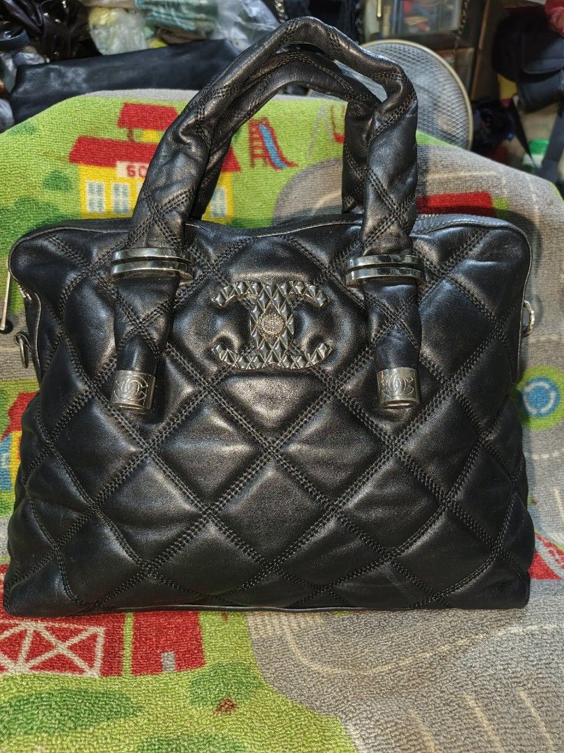 Chanel handbag (Category: Luxury Bags & Wallets) located in Davao. Submitted by ukaystuff07 (Listing ID 1385990868, Image 1). Description: preloved from Korean box >leather >no flaws but no sling strap >with holo sticker >size: large.
