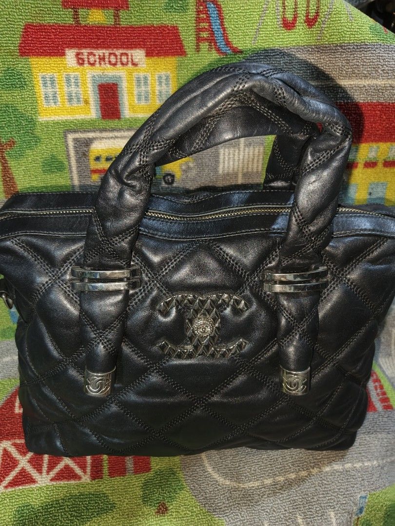 Chanel handbag (Category: Luxury Bags & Wallets) located in Davao. Submitted by ukaystuff07 (Listing ID 1385990868, Image 2). Description: preloved from Korean box >leather >no flaws but no sling strap >with holo sticker >size: large.