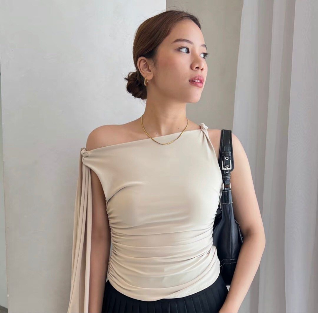 Claudia by oasis top (Category: Others Tops) located in Marikina City. Submitted by declutterwcyz (Listing ID 1385918230, Image 1). Description: Bought for 400 used once only M-L (waist 27 me) Marikina loc Dm if need actual pic.
