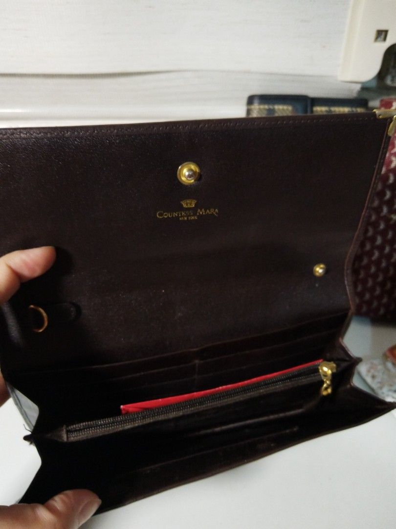 COUNTES MARA BIFOLD LONG WALLET (Category: Wallets & Card holders) located in Quezon City. Submitted by V_Cl0set (Listing ID 1385933613, Image 3). Description: Vintage design with minor flaws very classy design.