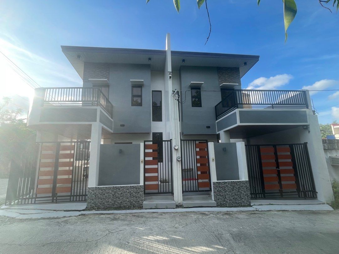 Duplex for sale (Category: House & Lot) located in Bacoor. Submitted by boymic19 (Listing ID 1385967092, Image 1). Description: Duplex for sale Separate title Lot area 60sqm Flr area 100 sqm 3 br, 2 t&b, 1 carport Georgetown Heights Molino 4 Bacoor Cavite Cash, bank financing Negotiable .