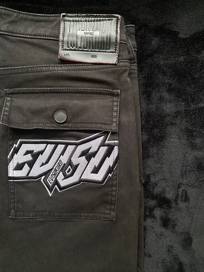 EVISUKURO Cropped-fit jeans (Category: Jeans) located in San Juan City. Submitted by collective__ (Listing ID 1385926373, Image 3). Description: EVISUKURO Cropped-fit jeans * Logo Embroidery * Dimension - L 35 x W 30inches * Leg opening - 6.5 inches * Evisukuro leather patch * Color Rate - 9/10 * Condition - 9/10 · The color may vary due to lightning Negotiable + Shipping fee Enjoy Collecting!.