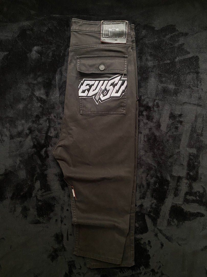 EVISUKURO Cropped-fit jeans (Category: Jeans) located in San Juan City. Submitted by collective__ (Listing ID 1385926373, Image 1). Description: EVISUKURO Cropped-fit jeans * Logo Embroidery * Dimension - L 35 x W 30inches * Leg opening - 6.5 inches * Evisukuro leather patch * Color Rate - 9/10 * Condition - 9/10 · The color may vary due to lightning Negotiable + Shipping fee Enjoy Collecting!.