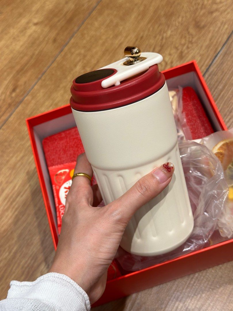 Gift set (Category: Everything Else) located in Singapore. Submitted by sheryinn (Listing ID 1385898677, Image 2). Description: .