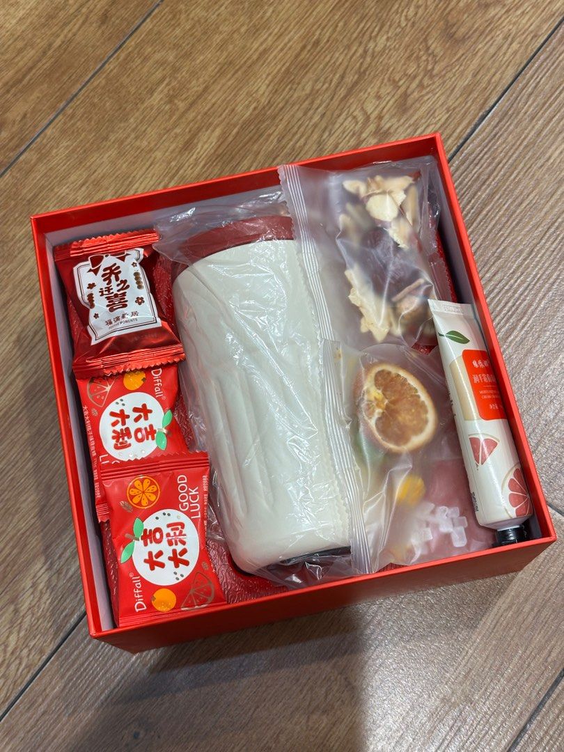 Gift set (Category: Everything Else) located in Singapore. Submitted by sheryinn (Listing ID 1385898677, Image 1). Description: .