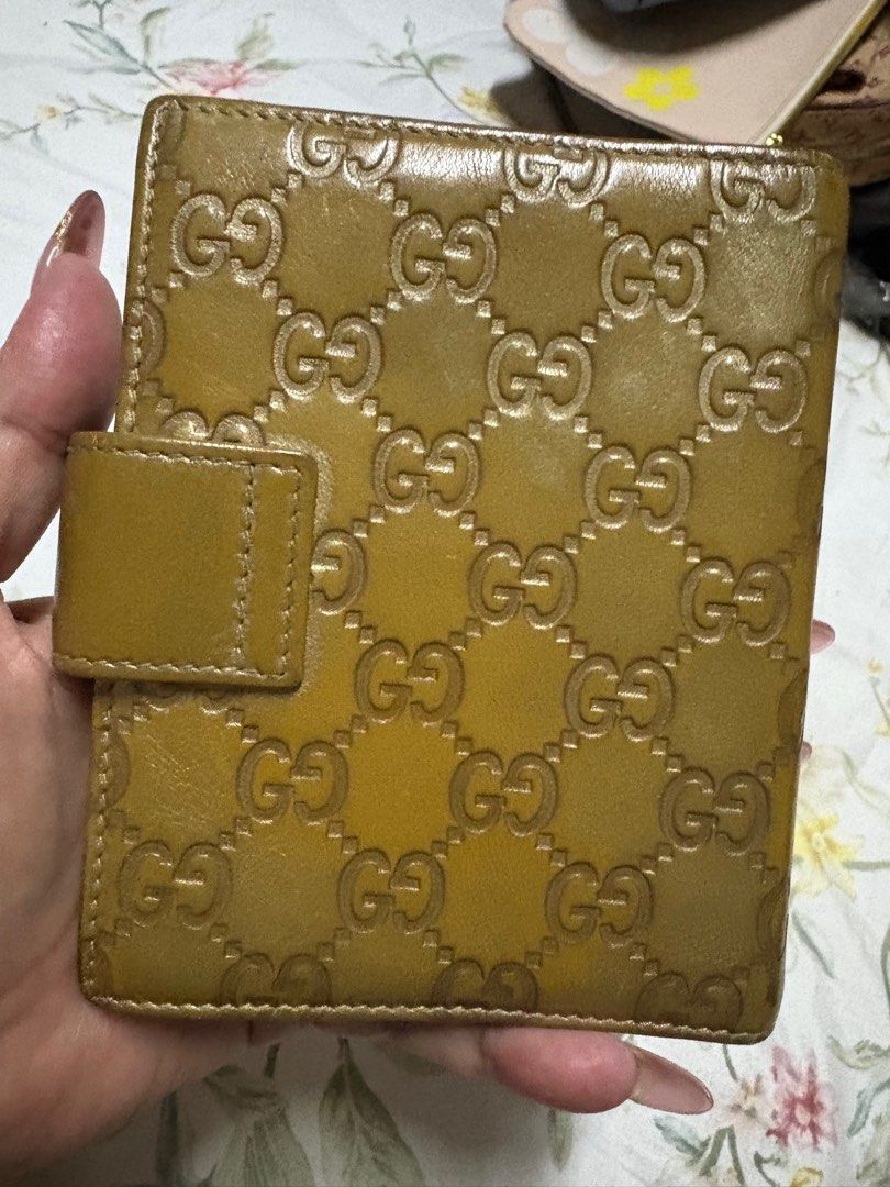 Gucci passport case (Category: Luxury Bags & Wallets) located in Paranaque City. Submitted by shopofashopaholic (Listing ID 1385981499, Image 2). Description: Gucci This used to be an agenda but we converted to a passport holder.