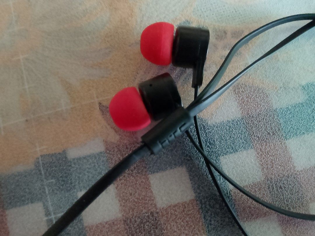 HTC EARPHONE (Category: Earphones) located in Cabuyao City. Submitted by thegoodfinds_23 (Listing ID 1385946540, Image 3). Description: HTC EARPHONE Good Condition Looks New Slight Issue: Mahina ang sound ng Right Side. PRICE: 350 PICK UP OR SHIPPING LOCATION: Cabuyao Laguna DM....