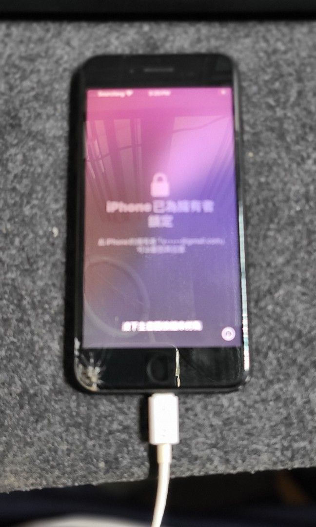 IPhone SE 2020 (Category: iPhone SE Series) located in Cebu City. Submitted by AUDIOWOLF (Listing ID 1385888138, Image 2). Description: crack screen on the side as shown in the picture icloud lock battery health 89% No Warranty No Return As it is.