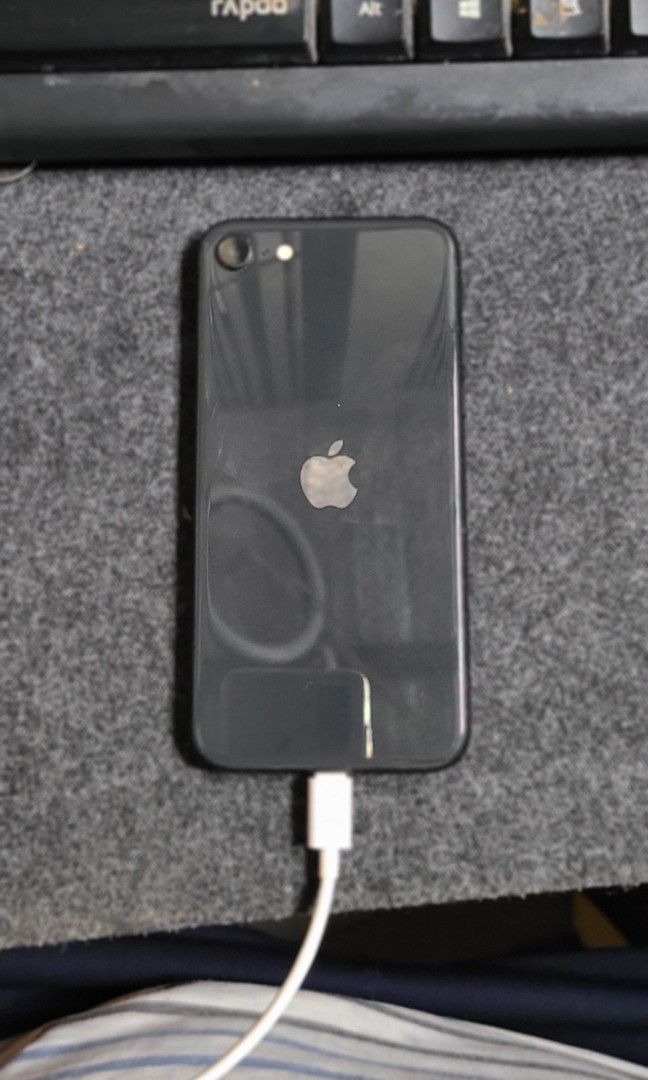 IPhone SE 2020 (Category: iPhone SE Series) located in Cebu City. Submitted by AUDIOWOLF (Listing ID 1385888138, Image 1). Description: crack screen on the side as shown in the picture icloud lock battery health 89% No Warranty No Return As it is.