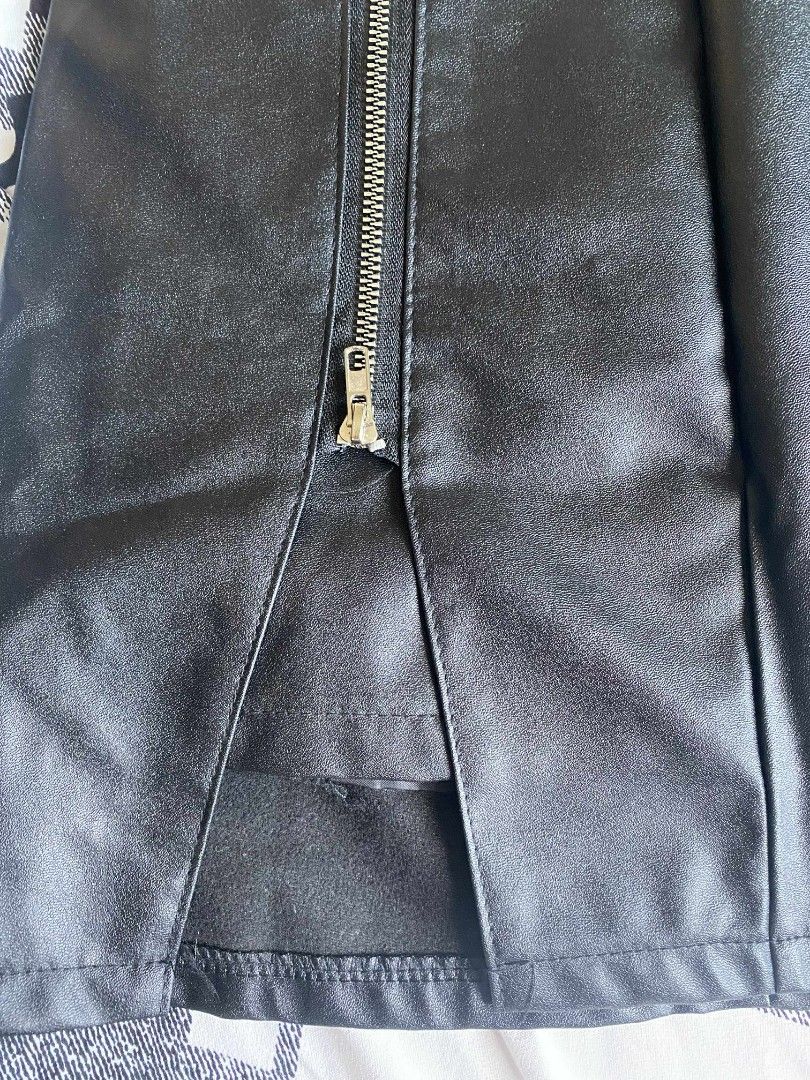 leather black skirt (Category: Skirts) located in Angeles City. Submitted by yna.declutter (Listing ID 1385900616, Image 2). Description: 💌 once used 💌 size 24 💌 16 inches.