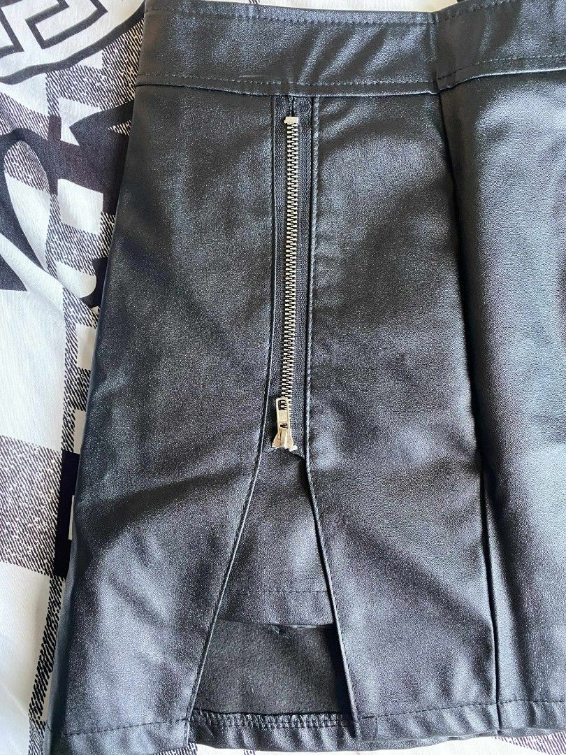 leather black skirt (Category: Skirts) located in Angeles City. Submitted by yna.declutter (Listing ID 1385900616, Image 3). Description: 💌 once used 💌 size 24 💌 16 inches.