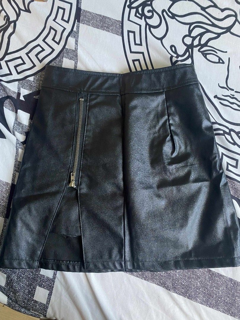 leather black skirt (Category: Skirts) located in Angeles City. Submitted by yna.declutter (Listing ID 1385900616, Image 1). Description: 💌 once used 💌 size 24 💌 16 inches.