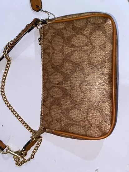 ❤️Negotiable Coach and Longchamp Mini Sling Bag (Bundle) (Category: Luxury Bags & Wallets) located in Pasay City. Submitted by marikn0ws (Listing ID 1385996403, Image 2). Description: Helping a friend:) NEGOTIABLE Longchamp and Coach Mini Sling Bag Bundle Selling both for 4k as a bundle only!! Longchamp - Used, but in very good condition - Bought from Carousel (authentic) - Comes with detachable sling strip - Originally valued at $110 SRP Coach -
