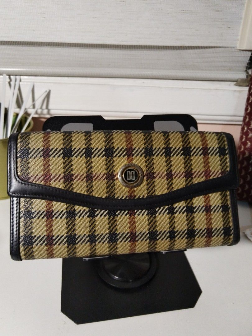 ORIGANAL DAKS BIFOLD LONG WALLET (Category: Luxury Bags & Wallets) located in Quezon City. Submitted by V_Cl0set (Listing ID 1385934152, Image 1). Description: Original Daks with many bill and card slots vintage and classy design.