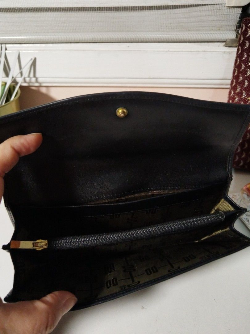ORIGANAL DAKS BIFOLD LONG WALLET (Category: Luxury Bags & Wallets) located in Quezon City. Submitted by V_Cl0set (Listing ID 1385934152, Image 3). Description: Original Daks with many bill and card slots vintage and classy design.
