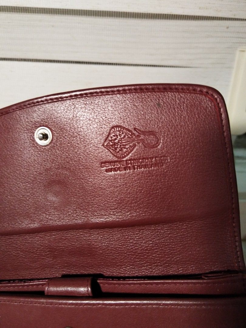 Original Stingray Long Wallet (Category: Wallets & Card holders) located in Quezon City. Submitted by V_Cl0set (Listing ID 1385934602, Image 2). Description: in very good condition with many card and bill slots no scratches on edges very classy.