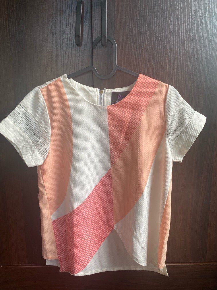 Plains and Prints Top (Category: Blouses) located in Quezon City. Submitted by aannnnee28 (Listing ID 1385876992, Image 1). Description: Plains and Prints Top XS.