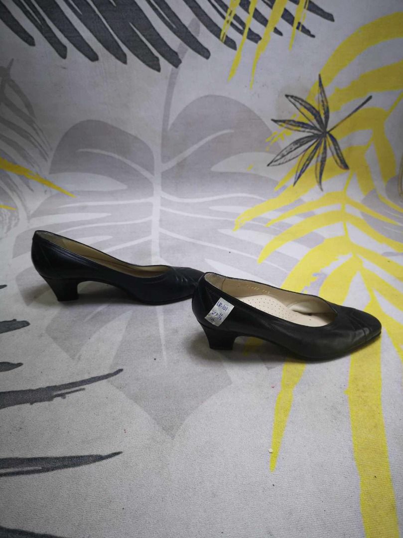 Rounded Toe leather Low Heels (Category: Heels) located in Santa Cruz. Submitted by jmy_surplus.2 (Listing ID 1385951771, Image 2). Description: Size ; 23.5cm Color ; Black Type ; Heels Brand ; No Brand Material ; leather Style ; Black leather Low heels LR 101 JMY 5 Batch #138.