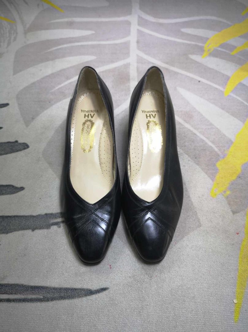 Rounded Toe leather Low Heels (Category: Heels) located in Santa Cruz. Submitted by jmy_surplus.2 (Listing ID 1385951771, Image 3). Description: Size ; 23.5cm Color ; Black Type ; Heels Brand ; No Brand Material ; leather Style ; Black leather Low heels LR 101 JMY 5 Batch #138.