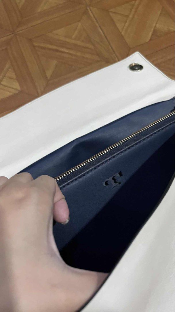 Tory Burch (Category: Shoulder Bags) located in Manila. Submitted by acethriftstop (Listing ID 1385873304, Image 2). Description: for your gf Small to Medium size.