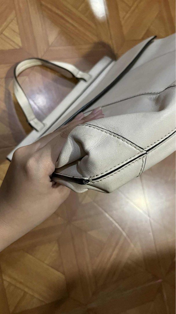 Tory Burch (Category: Shoulder Bags) located in Manila. Submitted by acethriftstop (Listing ID 1385873304, Image 3). Description: for your gf Small to Medium size.