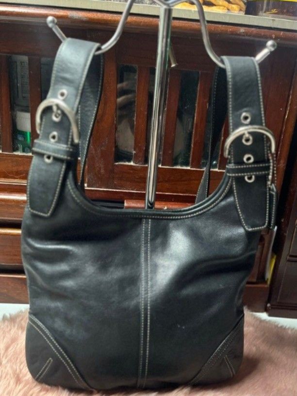 Vintage coach (Category: Luxury Bags & Wallets) located in Quezon City. Submitted by yourlittleshop_yls (Listing ID 1342497608, Image 1). Description: Vintage Black Coach Bleeker Soho Bag Double Stitching Buckle Straps Still in good condition.