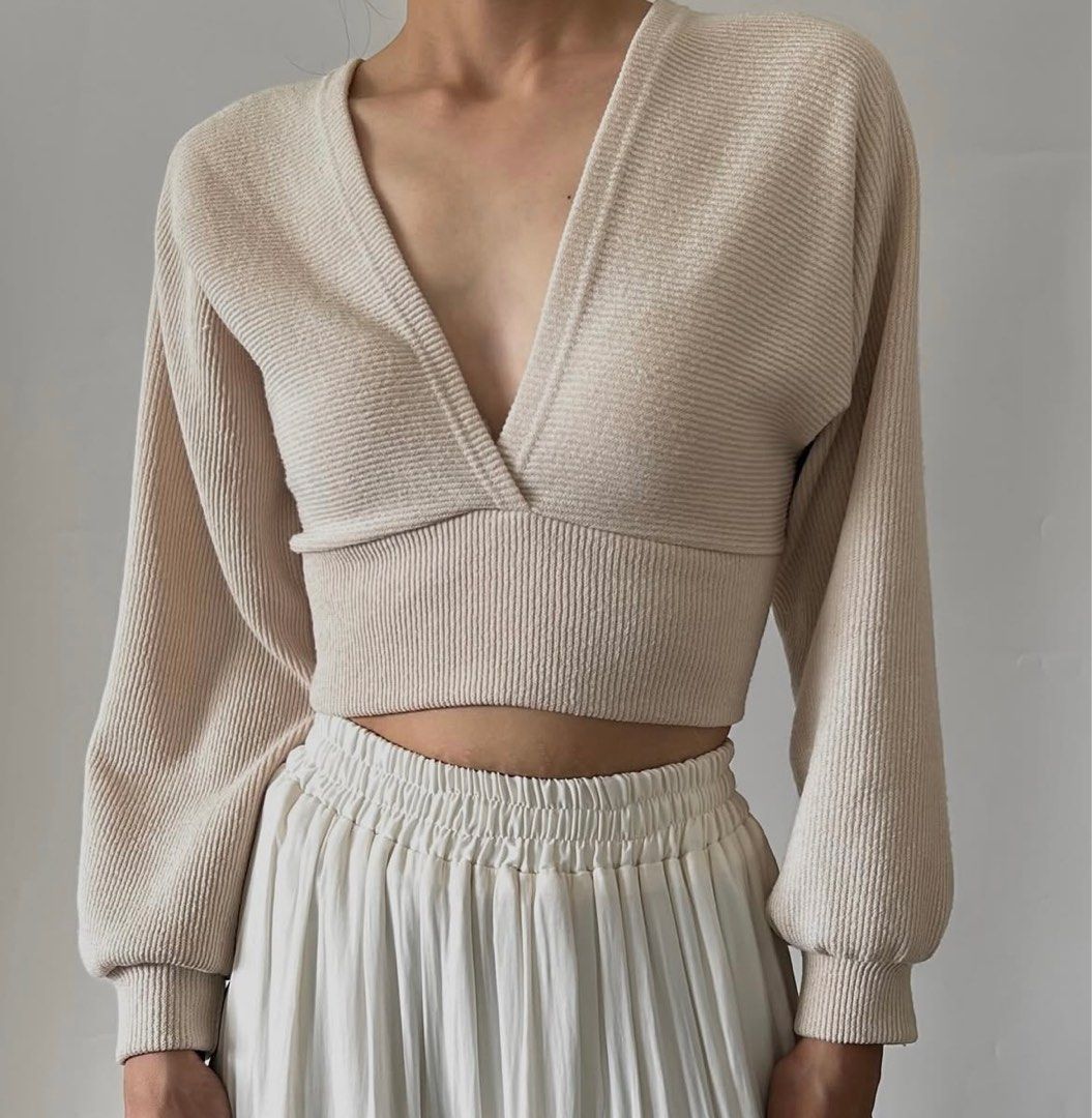 V-neck cropped pullover (Category: Longsleeves) located in Tacloban City. Submitted by priv_ (Listing ID 1385823979, Image 2). Description: V-neck cropped pullover S: Small- Medium Mop: Gcash Location: Tacloban City ₱350+sf.