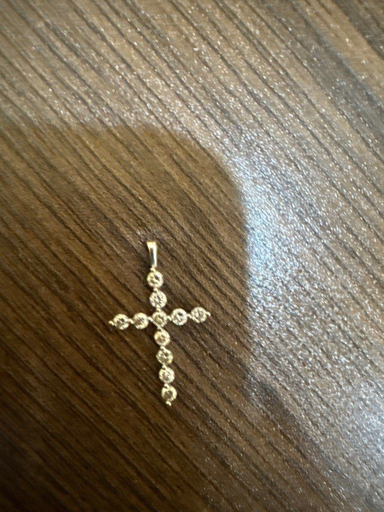 White gold cross pendant (Category: Necklaces) located in Quezon City. Submitted by jdsdeclutters (Listing ID 1385987533, Image 1). Description: White gold cross pendant with 0.50 ct diamonds.