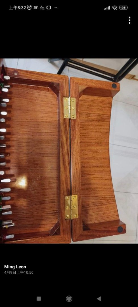 敦煌古箏 （分類：復古收藏品）位於 Hong Kong。 由 659888 提交（商品編號 1386106936，圖片 8）。簡介： 這是一把精美的古箏，木質結構，雕刻精美。琴身有文字雕刻，琴頭有裝飾。附帶琴架。琴身整體呈棕色，細節處有金色裝飾。琴身背面有標籤，標示了型號等信息。琴弦完整，適合演奏。。