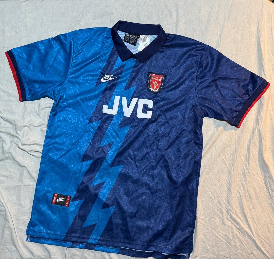 Arsenal 95-96 Away Retro Jersey (Category: Tshirts & Polo Shirts ) located in Quezon City. Submitted by huerator (Listing ID 1386167314, Image 1). Description: Arsenal 95-96 Away Retro Jersey (Bootleg) - ₱900 - Size XXL - Brand New; off/legit.