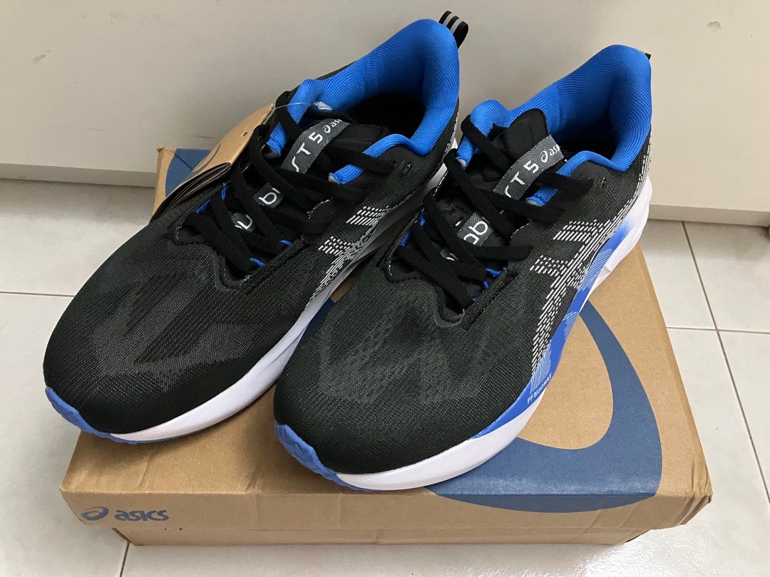 ASICS Novablast 5 (Black/Blue/White) - US9/ 27cm (Category: Sneakers) located in Singapore. Submitted by de_oranje (Listing ID 1386049690, Image 1). Description: Brand New (Original) ASICS Novablast 5 Running Shoes Black/ White/ Blue Size: US9/ EU42.5/ UK8/ 27cm.