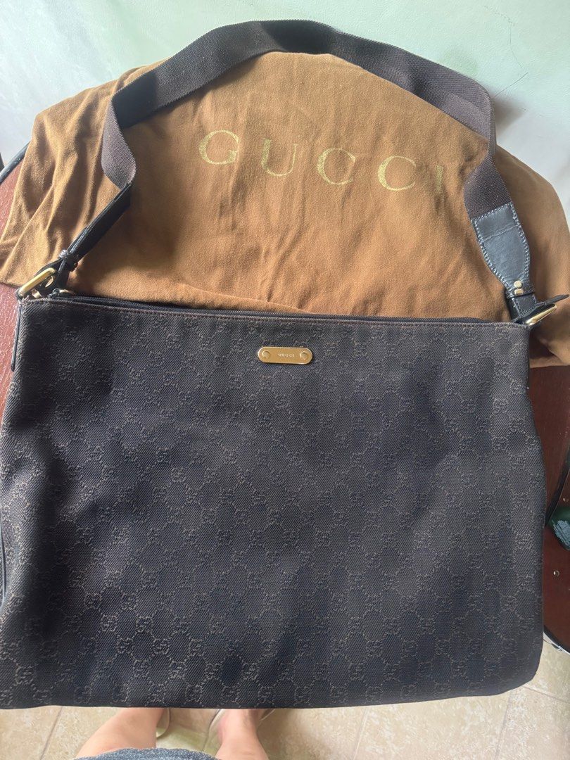 Auth unisex GUCCI sling (Category: Luxury Bags & Wallets) located in Bulacan. Submitted by young.mind (Listing ID 1386060318, Image 2). Description: very nice, comfy & roomy best for travels as your sling while roaming. still classy looking if haggard ka na sa paglalakad 😅.