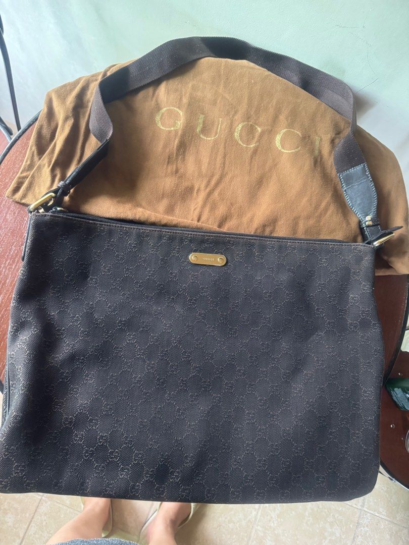 Auth unisex GUCCI sling (Category: Luxury Bags & Wallets) located in Bulacan. Submitted by young.mind (Listing ID 1386060318, Image 1). Description: very nice, comfy & roomy best for travels as your sling while roaming. still classy looking if haggard ka na sa paglalakad 😅.
